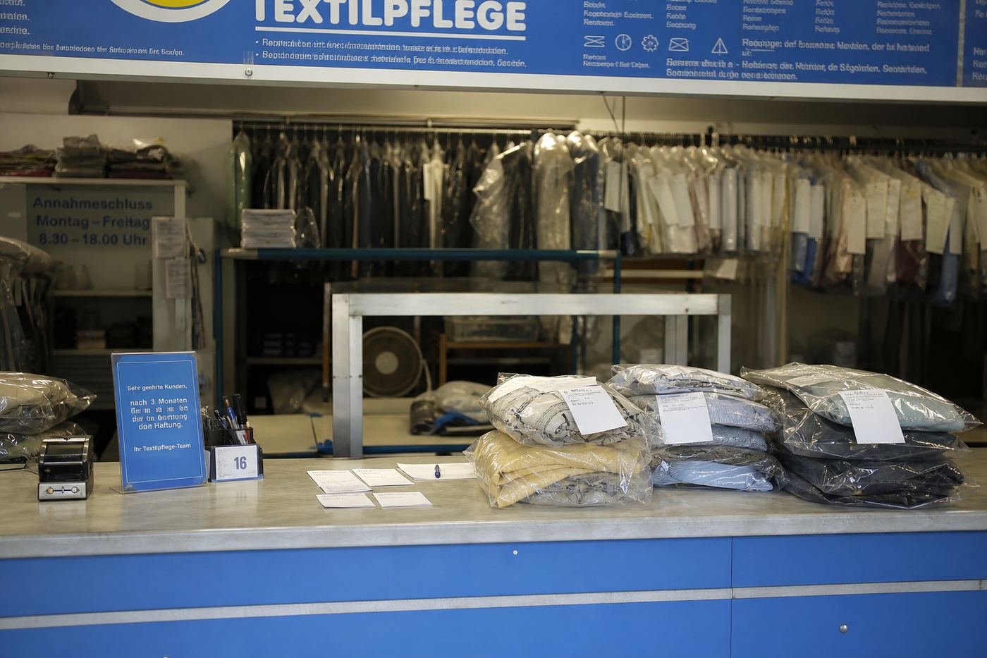 Pickup counter with ready bags